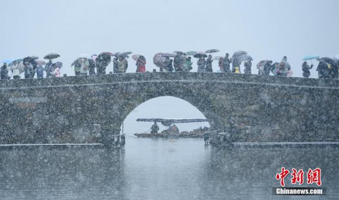 雪中的西湖美景吸引游人。 <a target='_blank'  data-cke-saved-href='/' href='/'>中新社</a>記者 王剛 攝