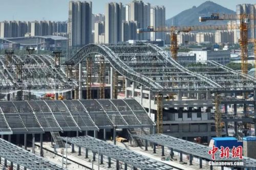 圖為航拍南沿江鐵路江陰站站房屋面鋼結(jié)構(gòu)桁架整體提升現(xiàn)場。(無人機(jī)照片) 中新社記者 泱波 攝